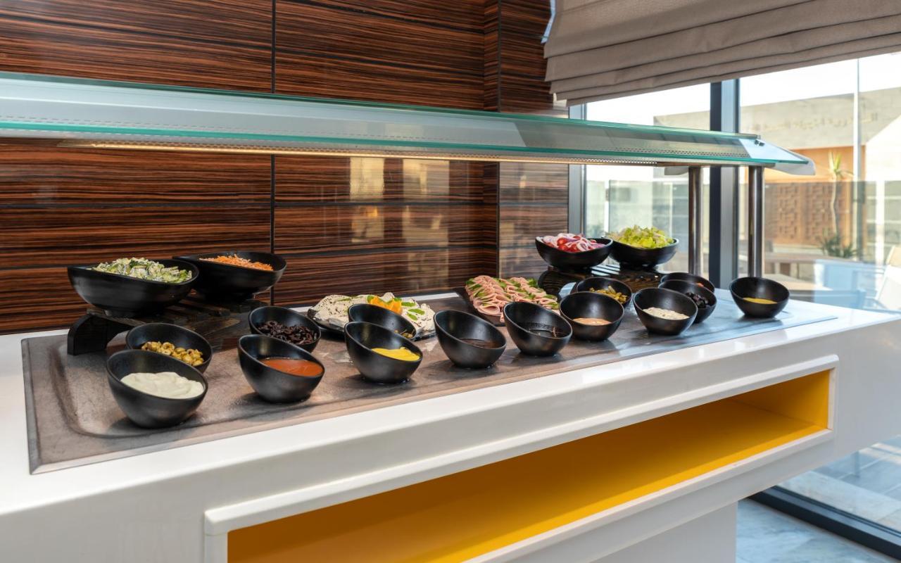 Radisson Hotel Сфакс Екстер'єр фото A salad bar