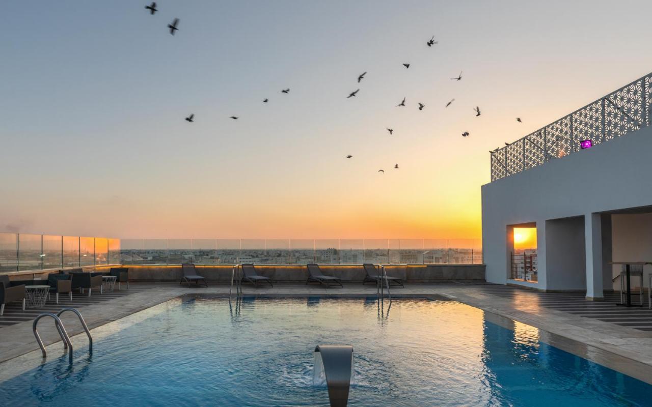 Radisson Hotel Сфакс Екстер'єр фото Rooftop pool at the hotel