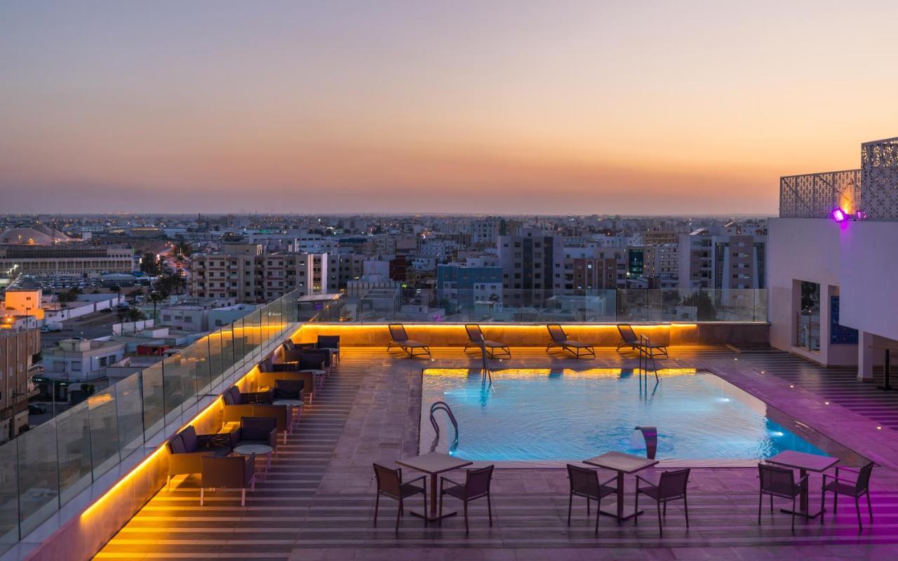 Radisson Hotel Сфакс Екстер'єр фото Rooftop pool at the hotel
