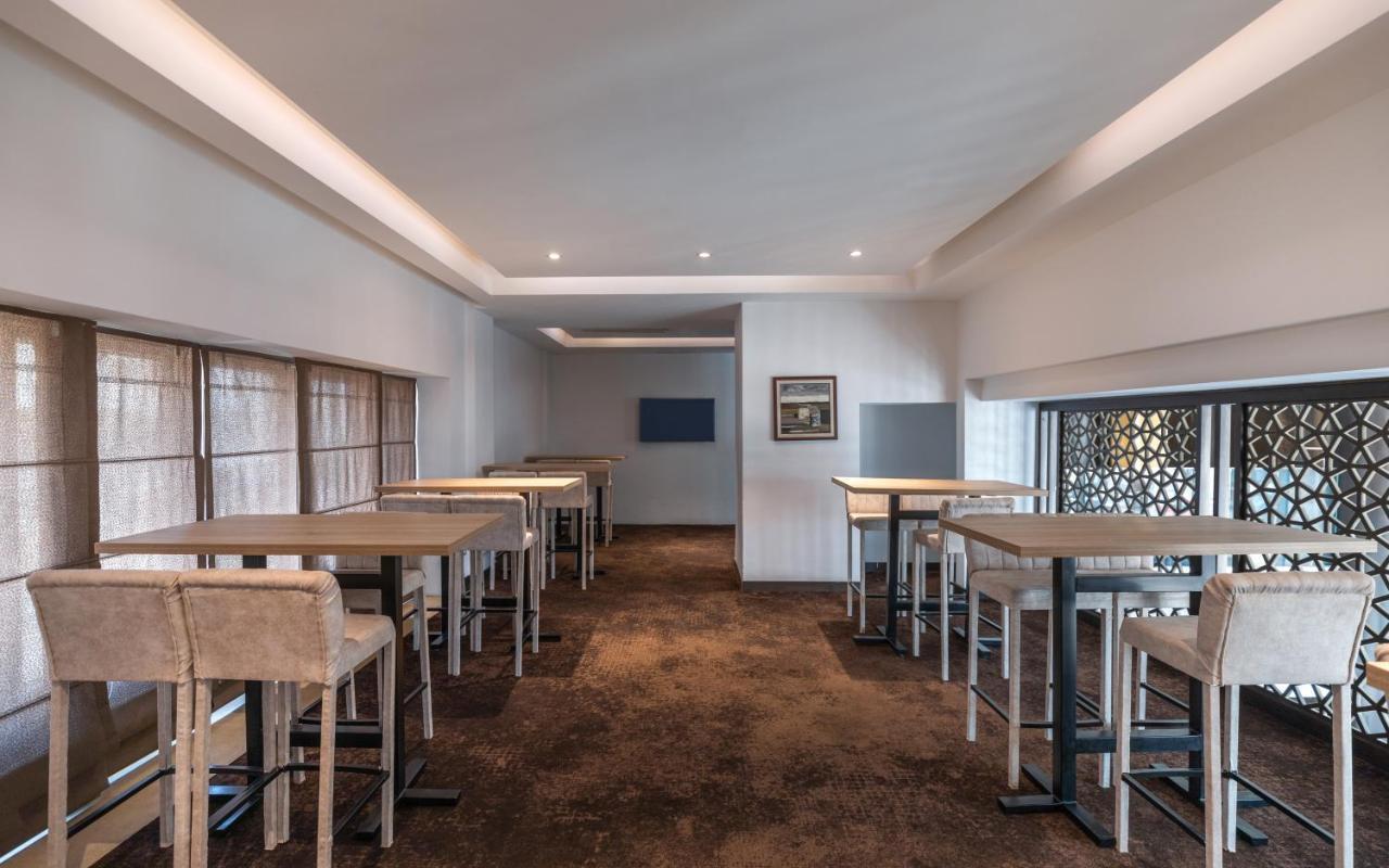 Radisson Hotel Сфакс Екстер'єр фото The lounge at the airport
