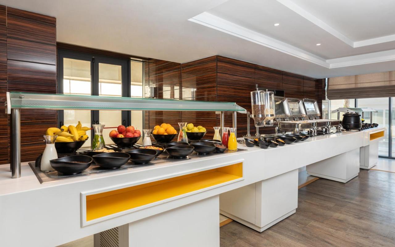 Radisson Hotel Сфакс Екстер'єр фото A buffet at a hotel
