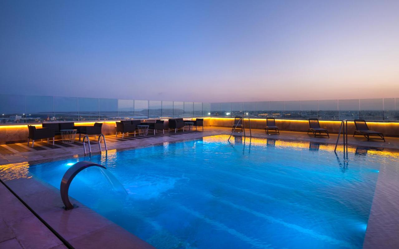 Radisson Hotel Сфакс Екстер'єр фото The pool at the rooftop bar
