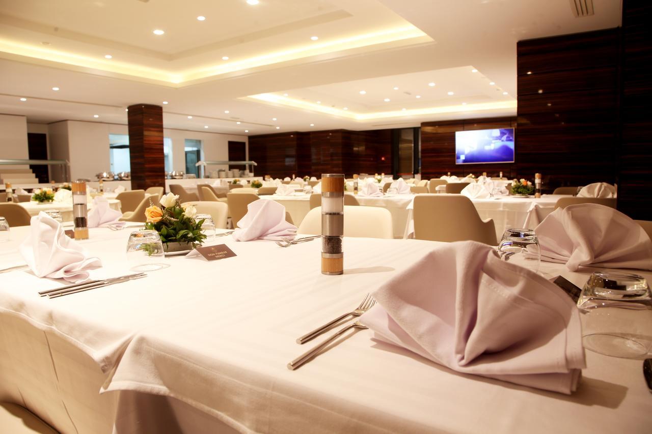 Radisson Hotel Сфакс Екстер'єр фото The Long Room