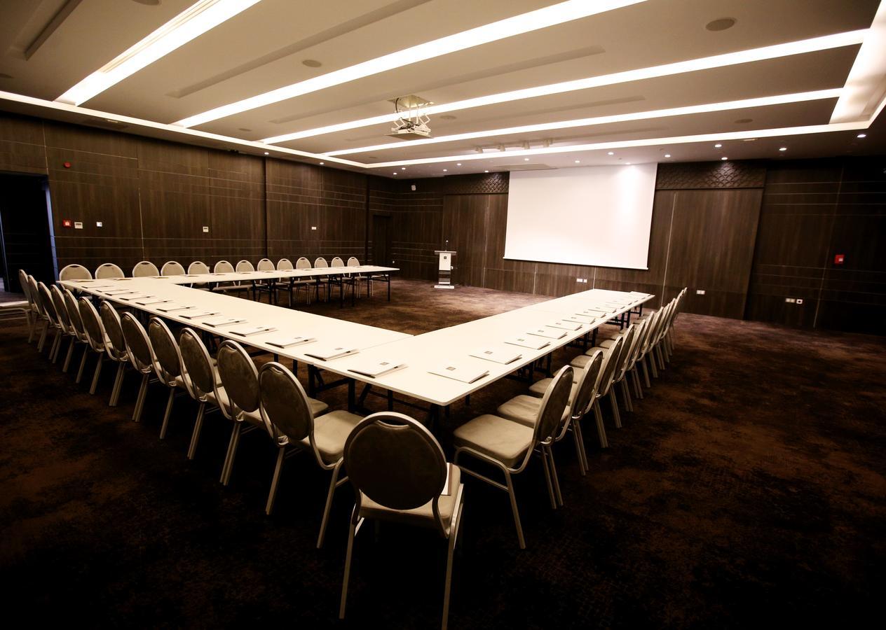 Radisson Hotel Сфакс Екстер'єр фото A meeting room