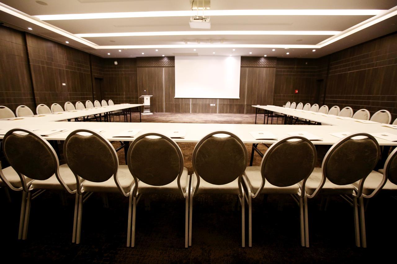 Radisson Hotel Сфакс Екстер'єр фото A meeting room