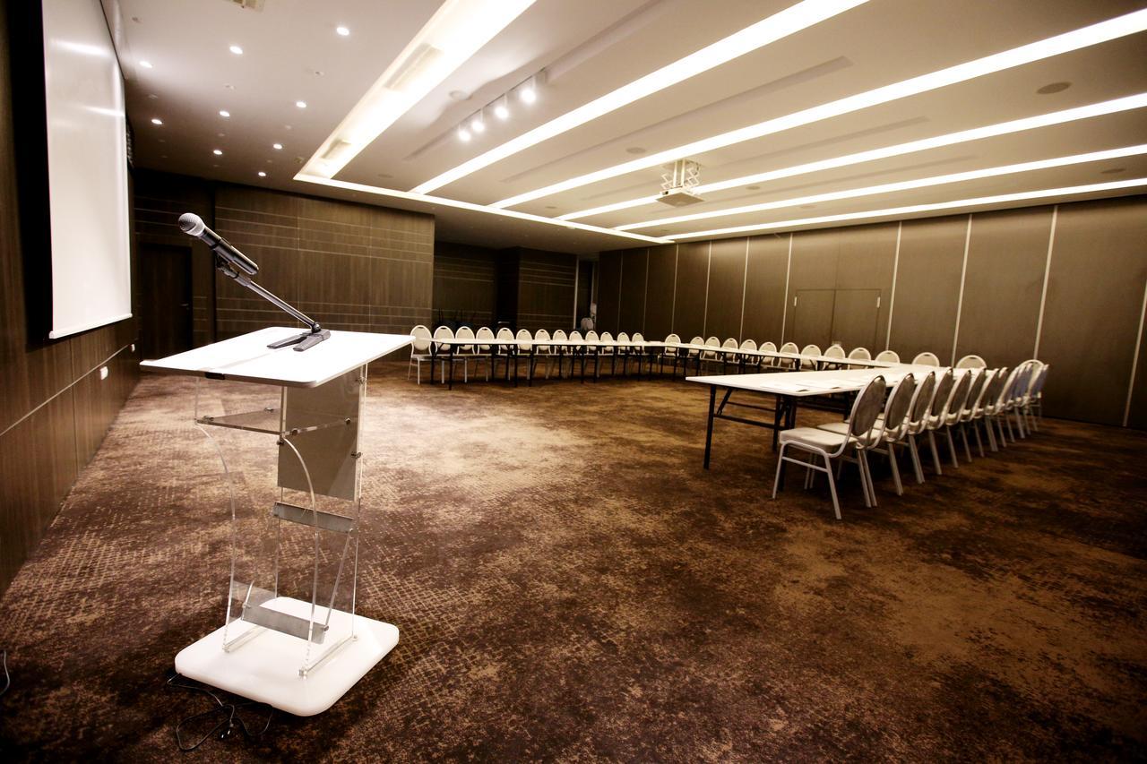 Radisson Hotel Сфакс Екстер'єр фото A meeting room