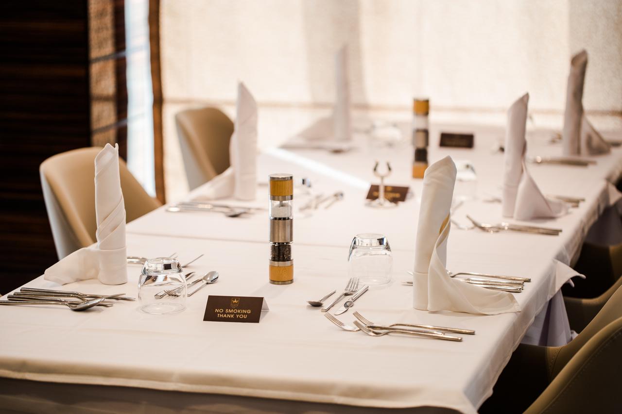 Radisson Hotel Сфакс Екстер'єр фото A table set for a formal meal