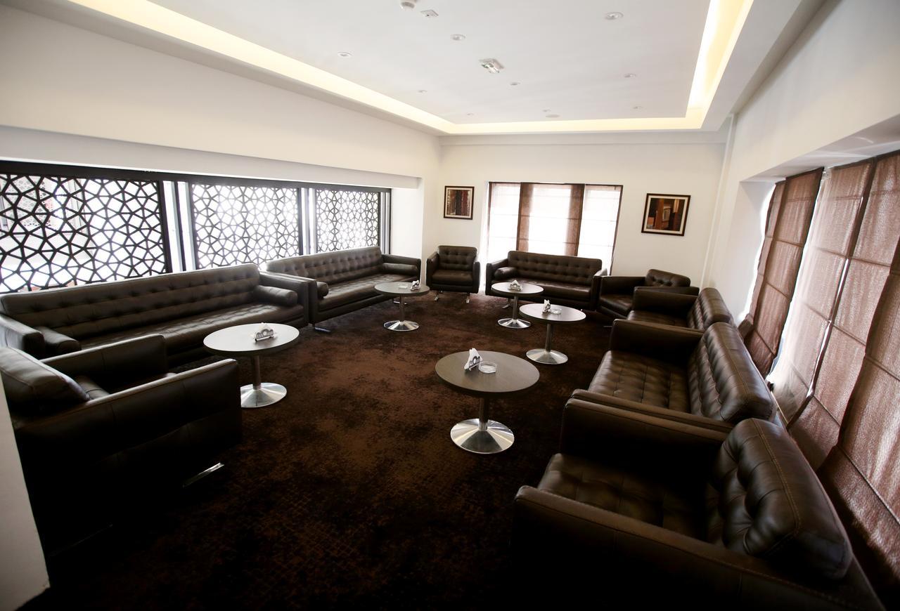Radisson Hotel Сфакс Екстер'єр фото The lounge at the airport