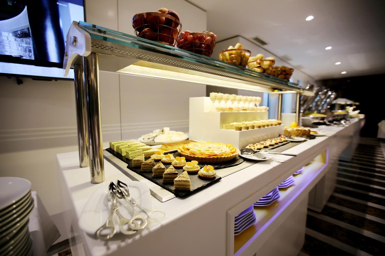 Radisson Hotel Сфакс Екстер'єр фото A buffet at a hotel