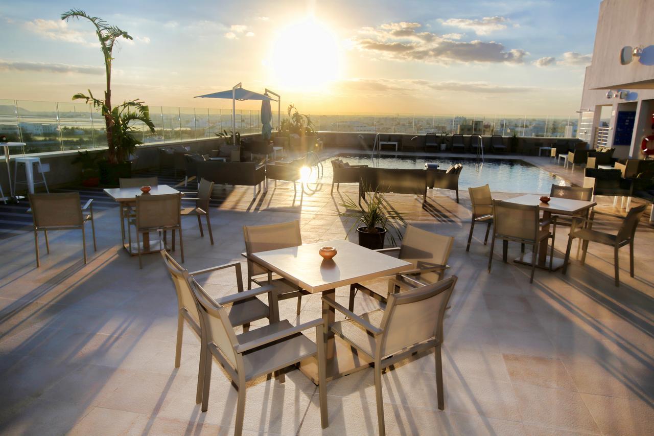 Radisson Hotel Сфакс Екстер'єр фото Rooftop pool at the hotel
