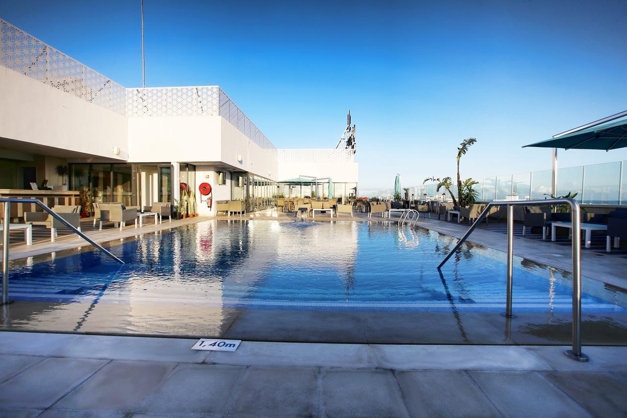Radisson Hotel Сфакс Екстер'єр фото The rooftop pool at the hotel