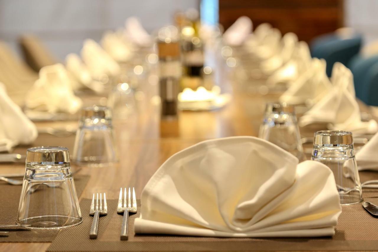 Radisson Hotel Сфакс Екстер'єр фото A table set for fine dining